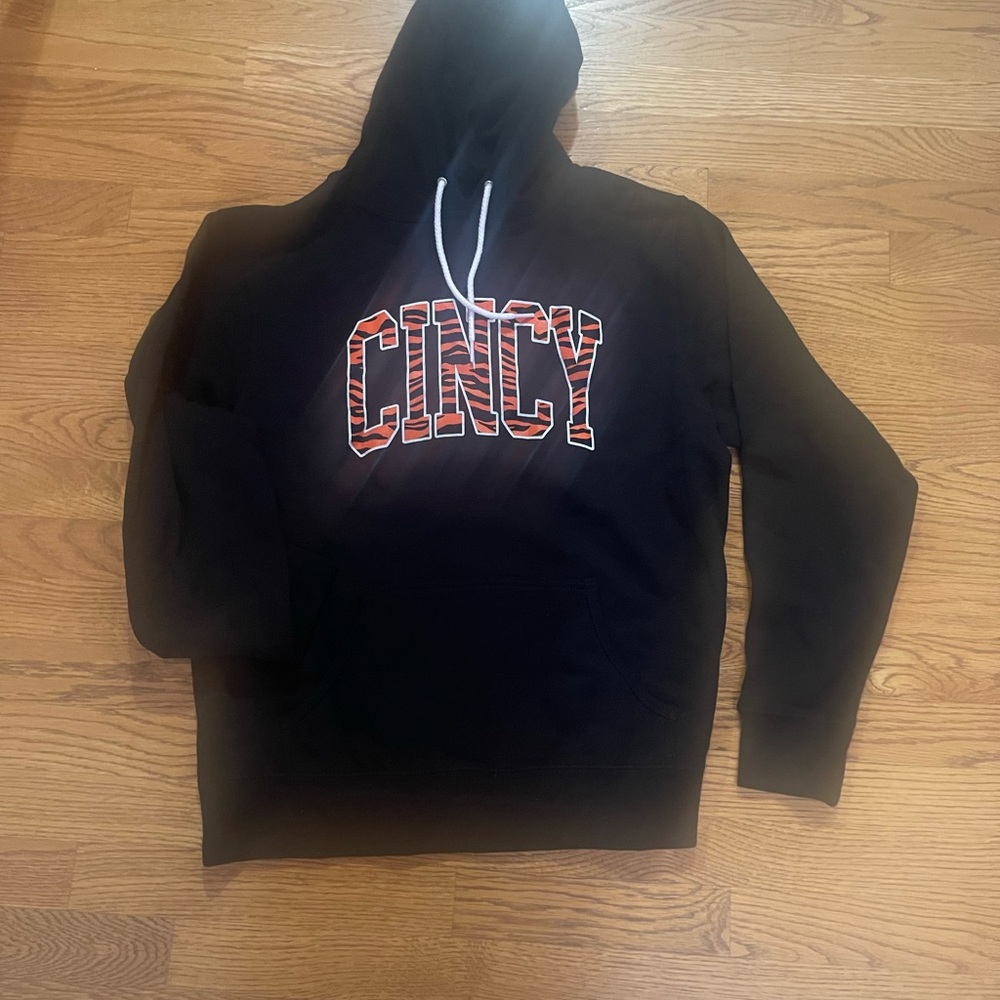 NWOT Women’s Cincinnati Bengals hoodie.